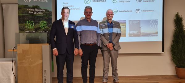 Á myndinni má sjá framkvæmdastjóra klasans, Alexander Richter, ásamt Árna og Sveini Inga Ólafssyni (Verkís) fráfarandi stjórnarformanni.