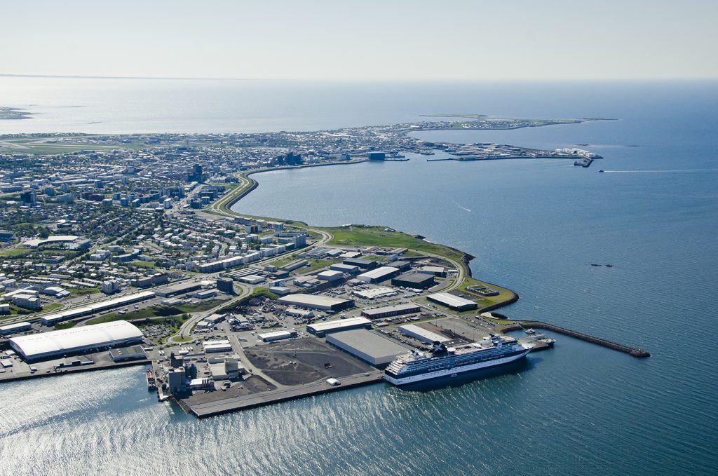 Skemmtiferðaskip tengt við rafmagn í Reykjavík